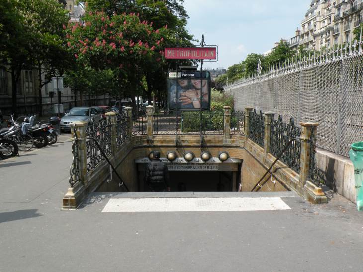  Bouche de métro, station Pasteur